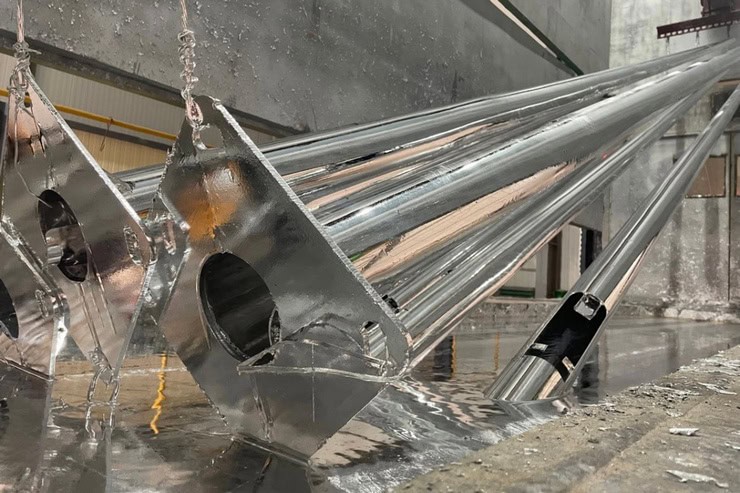 Гаряче цинкування Кременчук: як захистити метал на 80 років і заощадити мільйони?