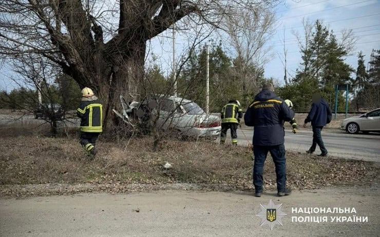 Смертельное ДТП в Кременчугском районе: водитель автомобиля погиб после столкновения с деревом