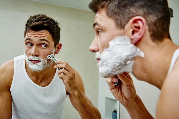 Идеально гладкое бритье: современная бритва против классических методов