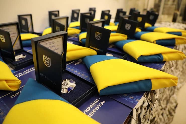 В Кременчуге вручили почетные награды семьям 16 погибших защитников Украины