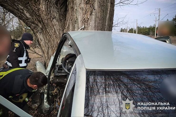 Смертельное ДТП в Кременчугском районе: водитель автомобиля погиб после столкновения с деревом