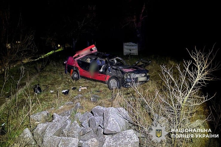 Смертельное ДТП в Кременчугском районе: автомобиль врезался в каменный забор, водитель погиб на месте