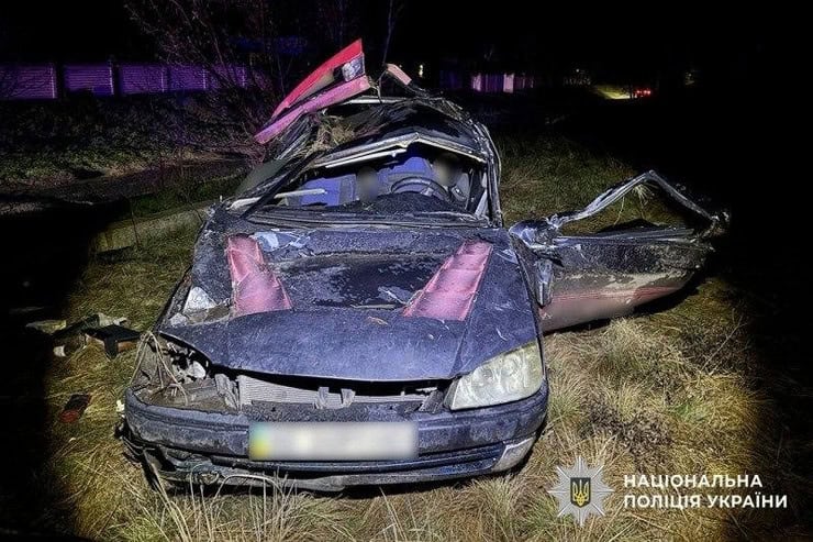 Смертельное ДТП в Кременчугском районе: автомобиль врезался в каменный забор, водитель погиб на месте