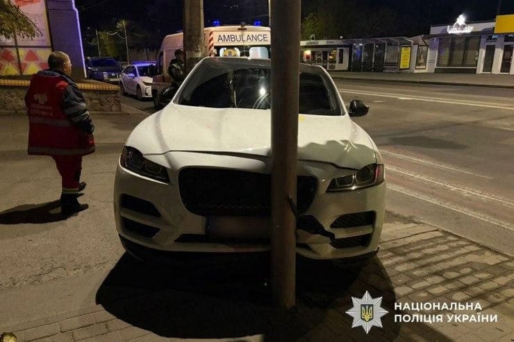 В Кременчуге водитель умер за рулем: автомобиль врезался в остановку