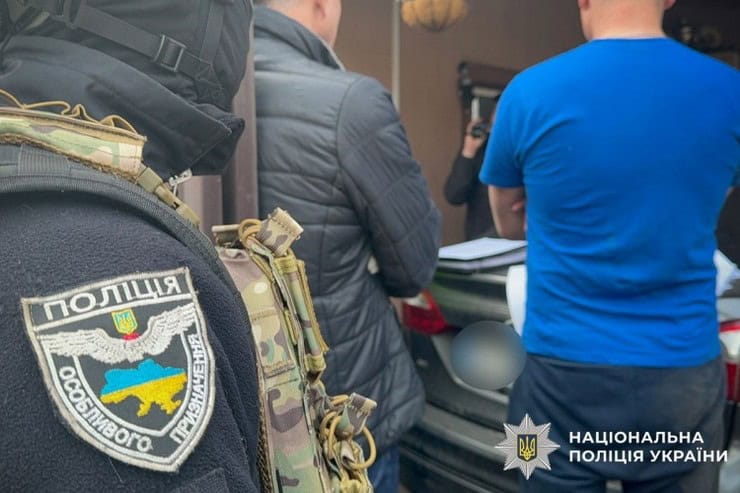 Как в Кременчуге задерживали мужчину, который пытался поджечь автомобиль BMW
