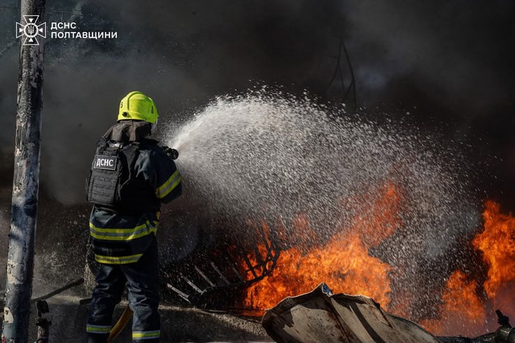 Последствия вражеского обстрела: как тушили пожар на промышленном предприятии в Кременчугском районе