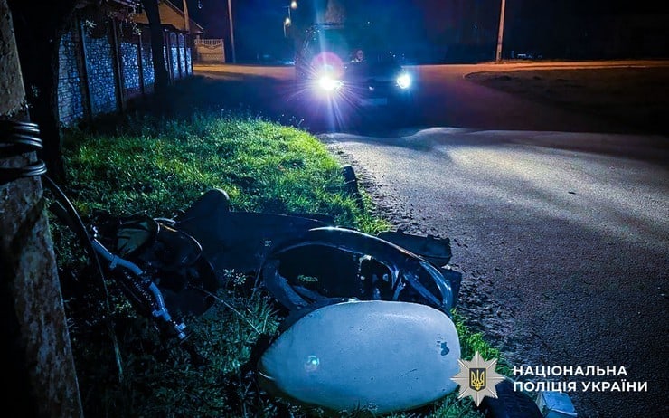 ДТП в Кременчуге: два человека попали в больницу после столкновения мопеда с электроопорой