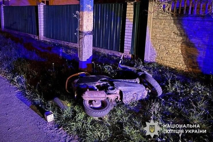 ДТП в Кременчуге: два человека попали в больницу после столкновения мопеда с электроопорой