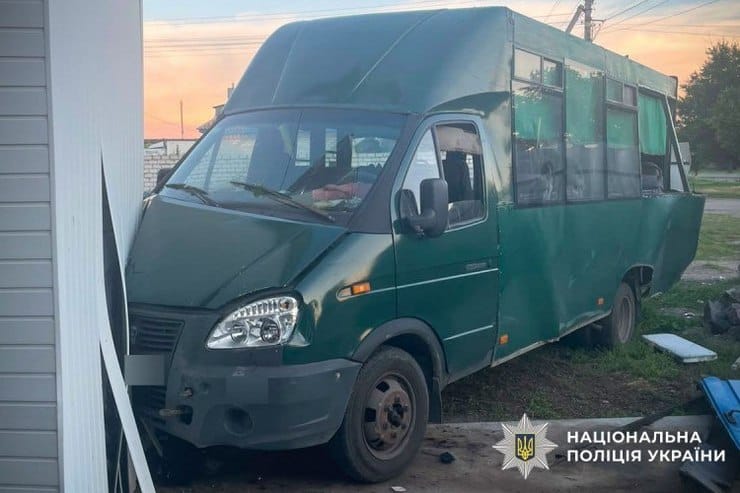 Вблизи Кременчуга столкнулись маршрутный автобус и грузовик: 2 пассажира в больнице