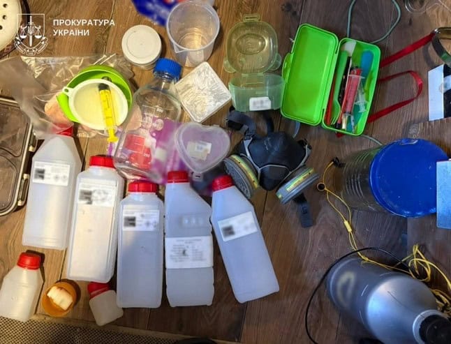 У супругов из Кременчуга изъяли почти 14 кг прекурсоров, которые использовали для изготовления наркотиков