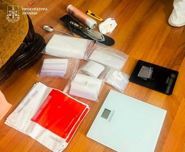 У супругов из Кременчуга изъяли почти 14 кг прекурсоров, которые использовали для изготовления наркотиков