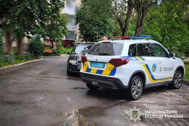 Трагическая гибель в Горишних Плавнях: 27-летний мужчина выпал из окна многоэтажки