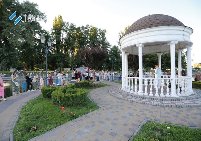 В Кременчуге прошел яркий фестиваль искусств «Арт-сад» в Городском саду