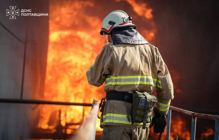 В Кременчугском районе в результате обстрела возникли пожары на 2 промышленных предприятиях