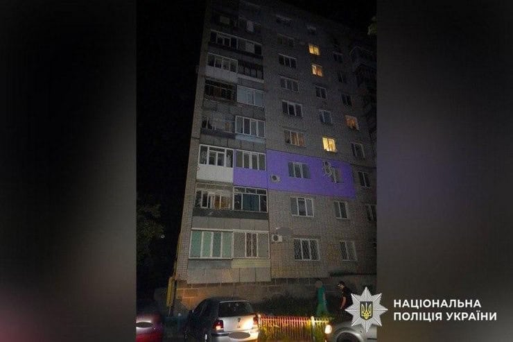 В Кременчуге 85-летний мужчина выпал из окна квартиры многоэтажки и погиб
