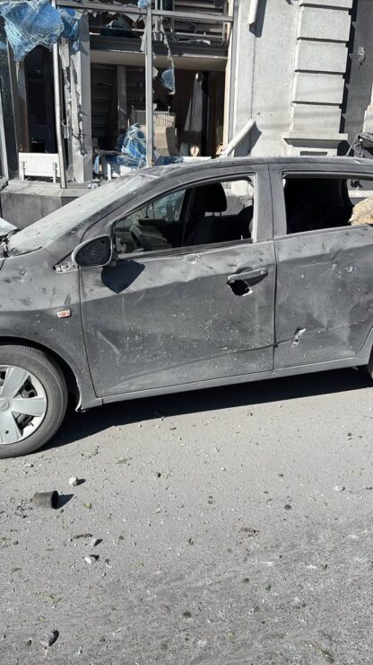 Взрывы в Кременчуге и последствия обстрела: повреждены многоэтажки, автомобили, есть раненые