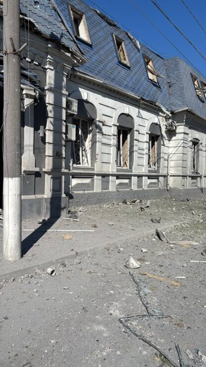 Взрывы в Кременчуге и последствия обстрела: повреждены многоэтажки, автомобили, есть раненые