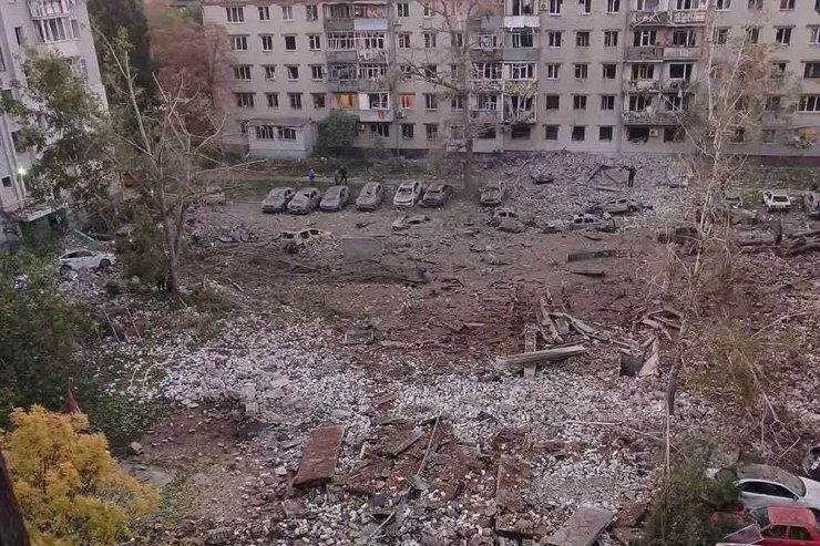 Обстрел Кременчуга сегодня — город получил масштабные разрушения в результате попадания ракеты: есть погибшие, раненые