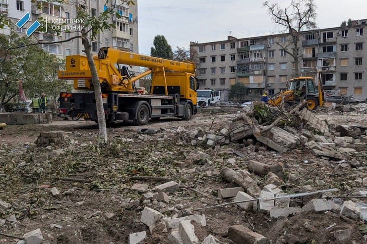В Кременчуге продолжается ликвидация последствий ракетного обстрела 7 октября