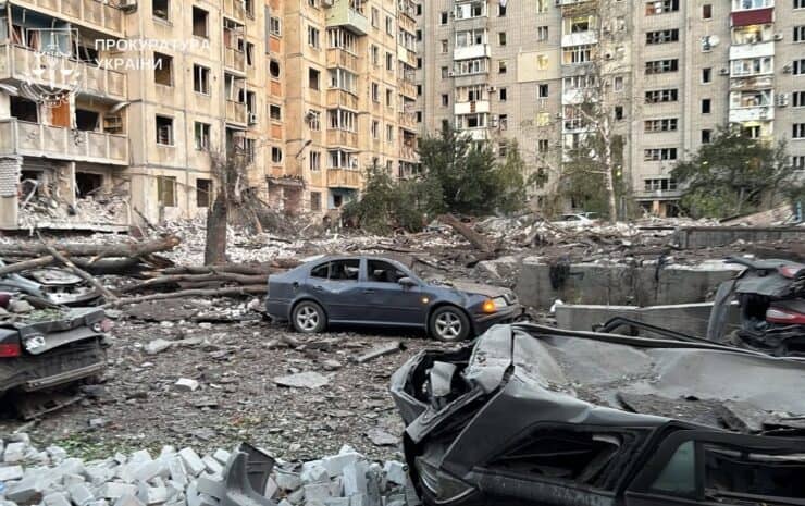Обстрел Кременчуга сегодня — город получил масштабные разрушения в результате попадания ракеты: есть погибшие, раненые