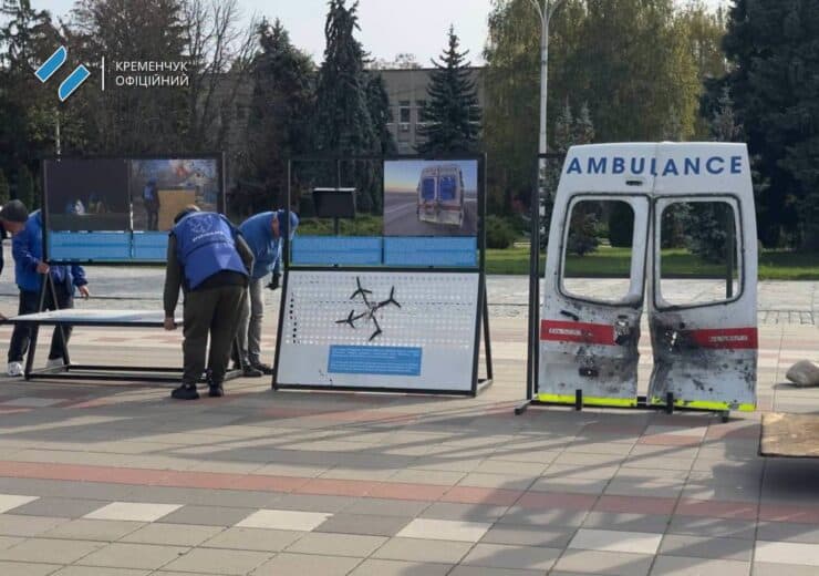 В Кременчуге под открытым небом открыли выставку об ударах по гуманитарным миссиям