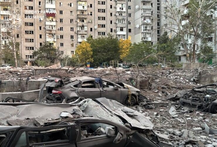 Обстрел Кременчуга сегодня — город получил масштабные разрушения в результате попадания ракеты: есть погибшие, раненые
