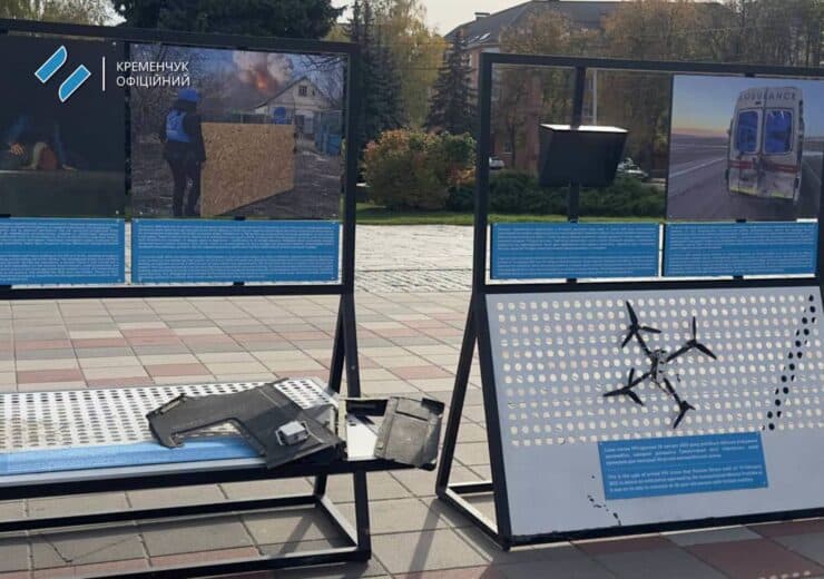 В Кременчуге под открытым небом открыли выставку об ударах по гуманитарным миссиям