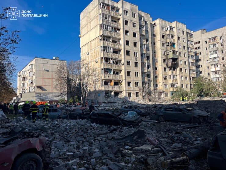 Обстрел Кременчуга сегодня — город получил масштабные разрушения в результате попадания ракеты: есть погибшие, раненые