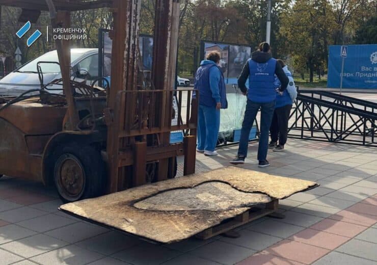 В Кременчуге под открытым небом открыли выставку об ударах по гуманитарным миссиям