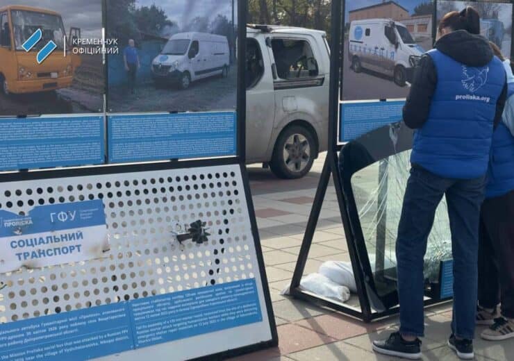 В Кременчуге под открытым небом открыли выставку об ударах по гуманитарным миссиям