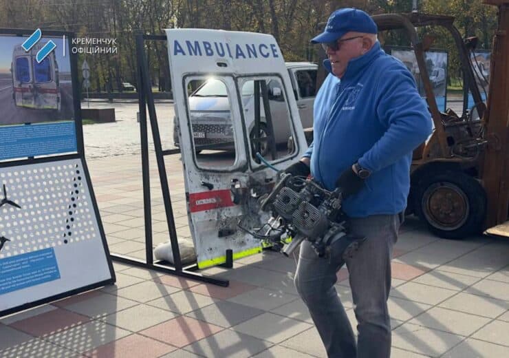 В Кременчуге под открытым небом открыли выставку об ударах по гуманитарным миссиям