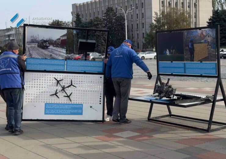 В Кременчуге под открытым небом открыли выставку об ударах по гуманитарным миссиям