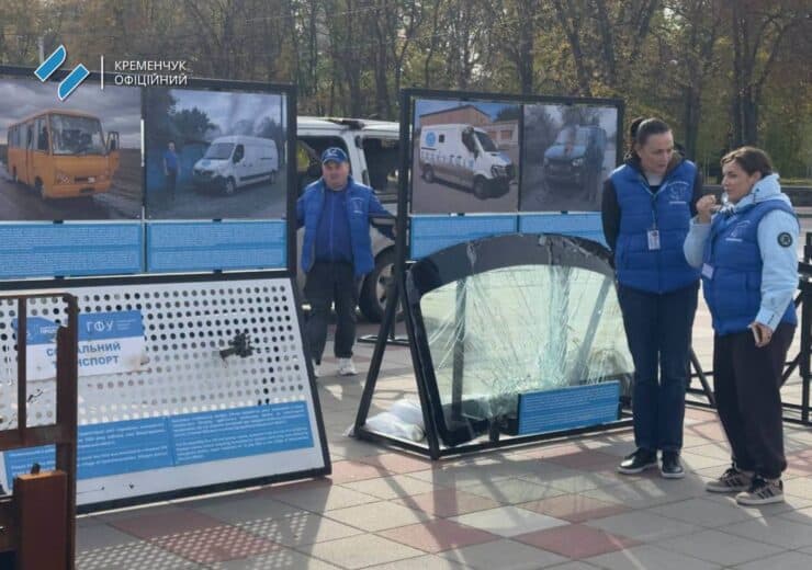 В Кременчуге под открытым небом открыли выставку об ударах по гуманитарным миссиям