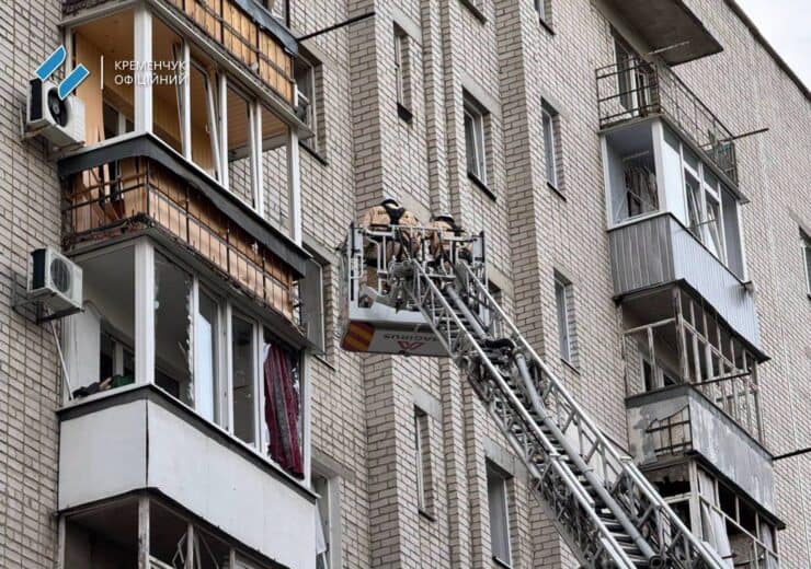 Последствия обстрелов Кременчуга: «прилет» по двум локациям, 3 погибших и 32 раненых