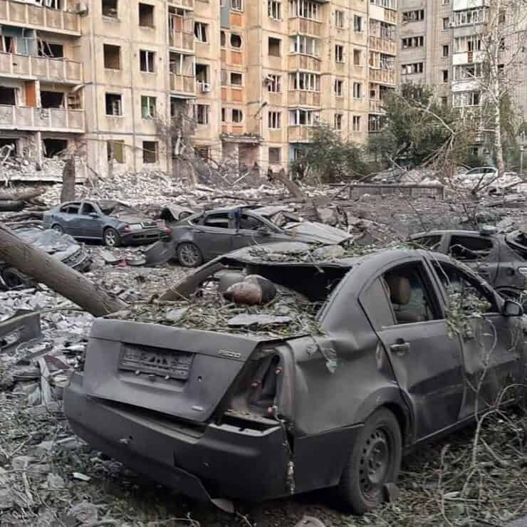 Обстрел Кременчуга сегодня — город получил масштабные разрушения в результате попадания ракеты: есть погибшие, раненые