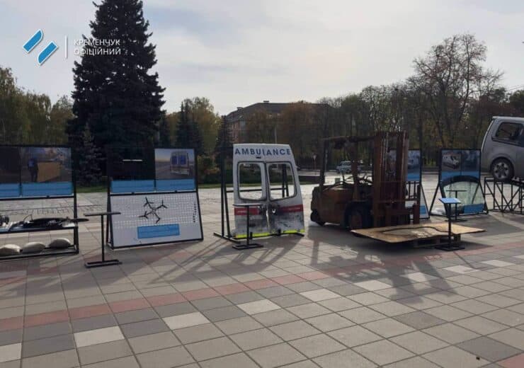 В Кременчуге под открытым небом открыли выставку об ударах по гуманитарным миссиям