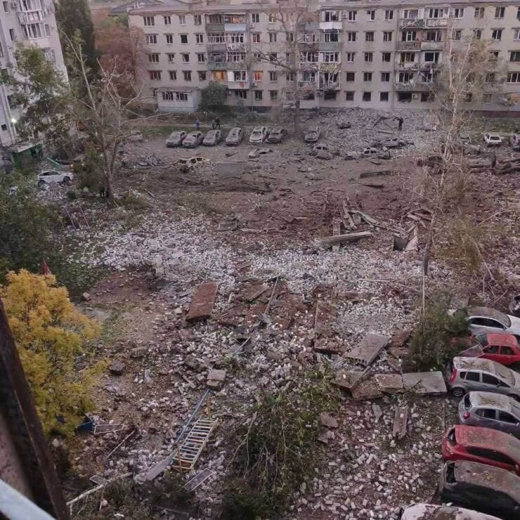 Обстрел Кременчуга сегодня — город получил масштабные разрушения в результате попадания ракеты: есть погибшие, раненые