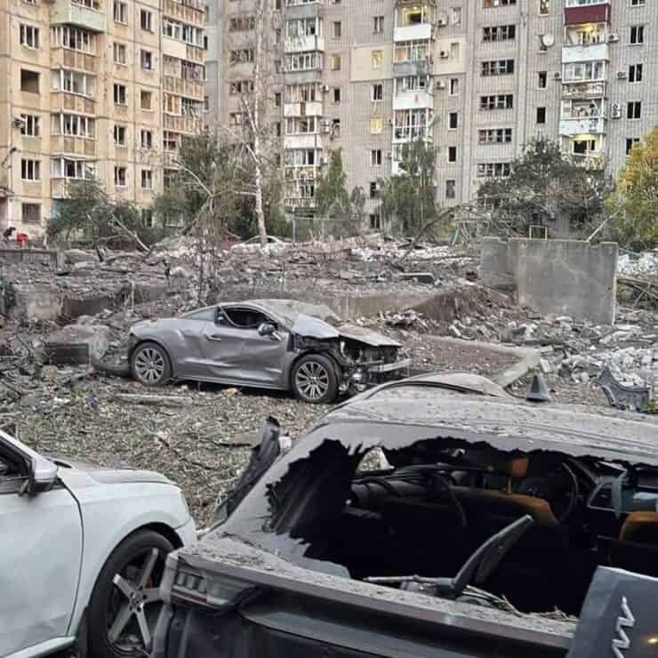 Обстрел Кременчуга сегодня — город получил масштабные разрушения в результате попадания ракеты: есть погибшие, раненые