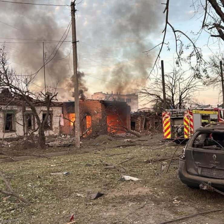 Обстрел Кременчуга сегодня — город получил масштабные разрушения в результате попадания ракеты: есть погибшие, раненые