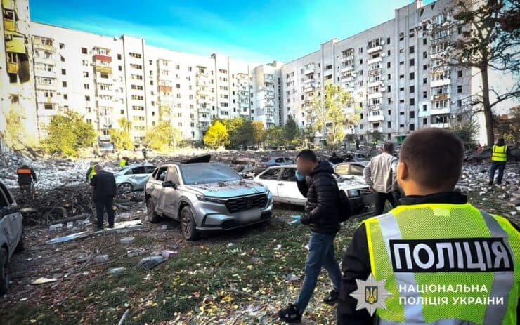 Обстрел Кременчуга сегодня — город получил масштабные разрушения в результате попадания ракеты: есть погибшие, раненые