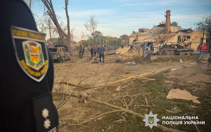 Обстрел Кременчуга сегодня — город получил масштабные разрушения в результате попадания ракеты: есть погибшие, раненые