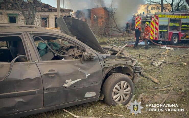 Обстрел Кременчуга сегодня — город получил масштабные разрушения в результате попадания ракеты: есть погибшие, раненые