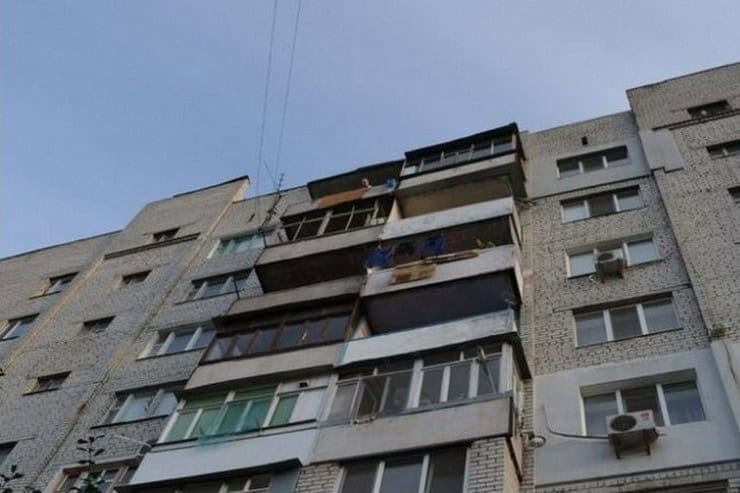 Трагическое происшествие в Горишних Плавнях: 24-летний мужчина выпал из квартиры на восьмом этаже и погиб