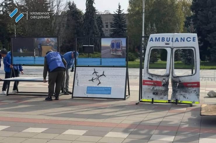 В Кременчуге под открытым небом открыли выставку об ударах по гуманитарным миссиям
