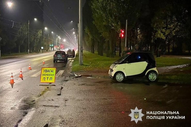 ДТП в Кременчуге: не поделили дорогу женщины на Smart и Daewoo Lanos, травмирован пассажир